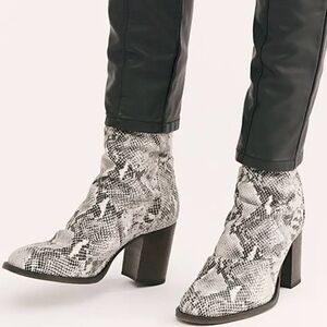 Free People Elle Block Heels ~ Snakeskin * Size 8 * New in Box